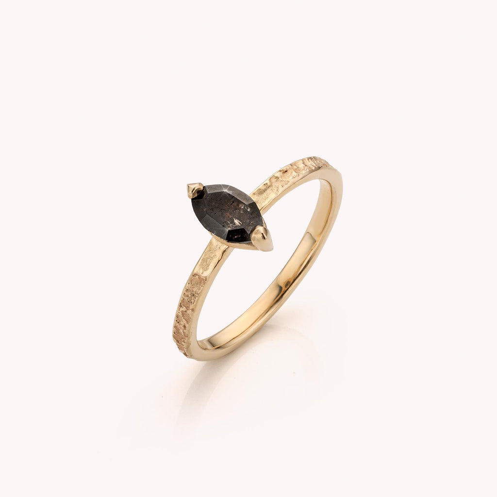 witgouden ring met natuurlijke markiesvormige zwarte diamant