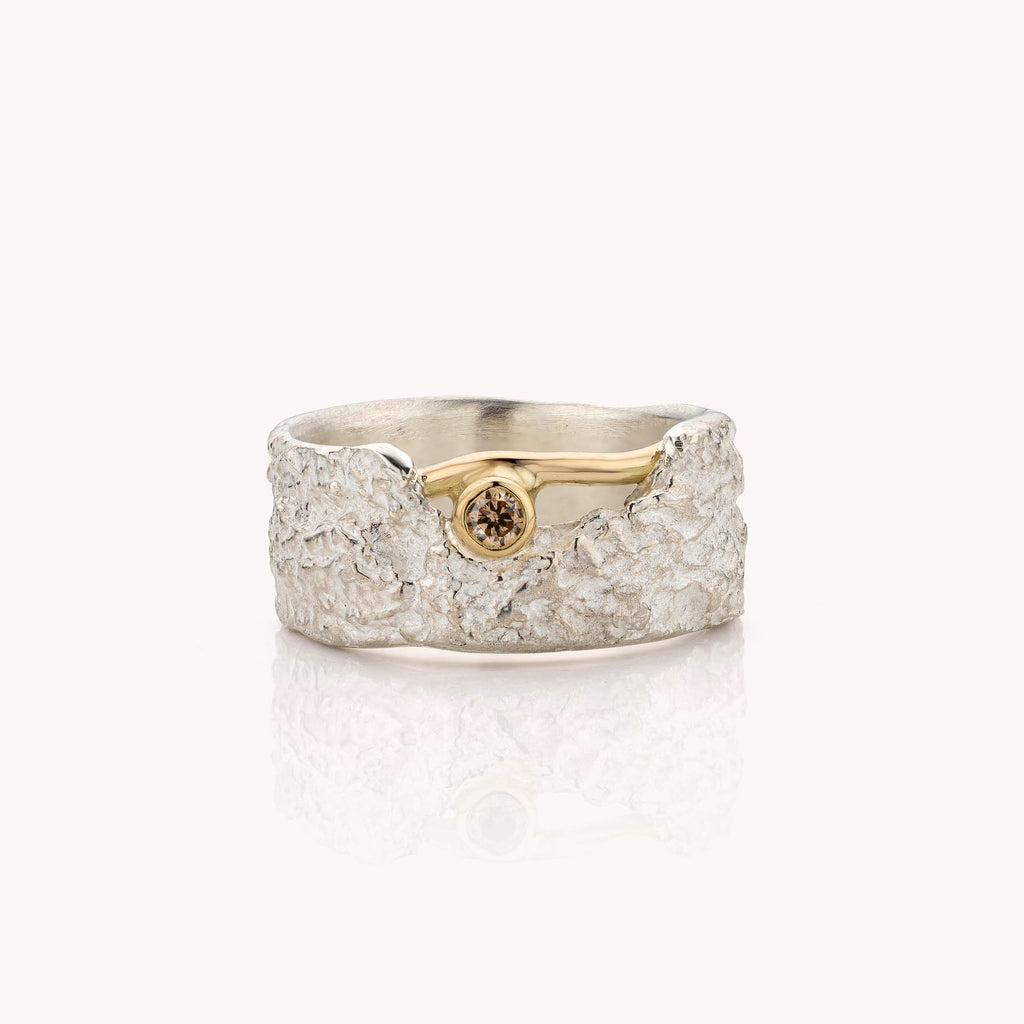 zilveren ring met geelgouden draad en bruine diamant