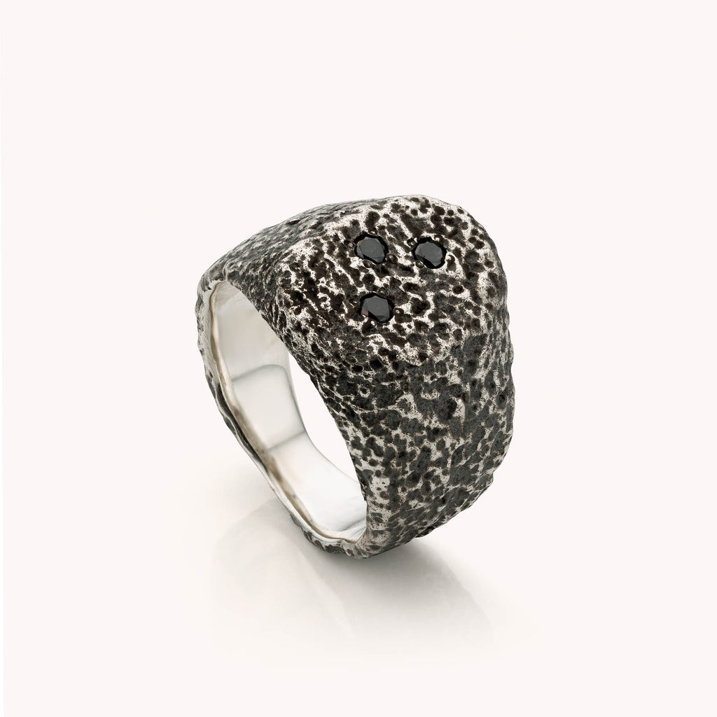 zegelring ovaal groot model met zwarte diamanten