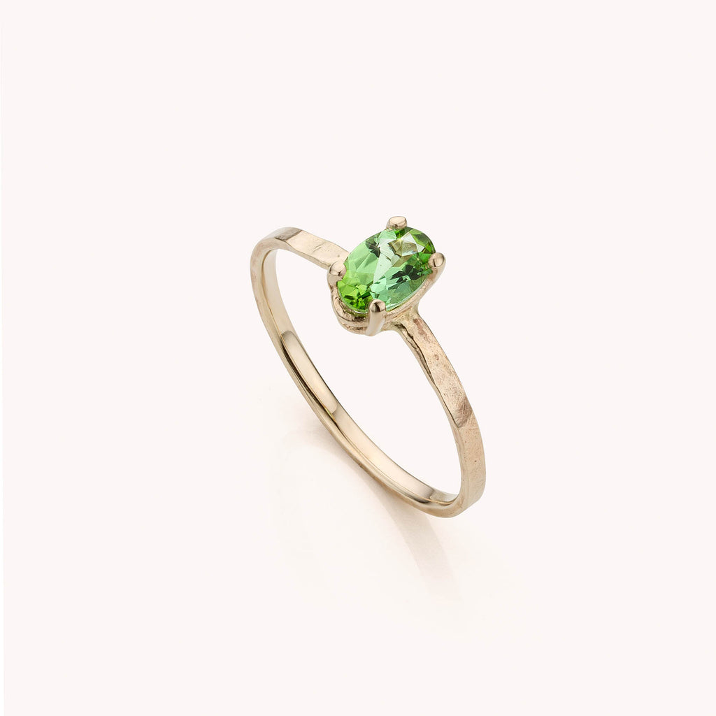 witgouden ring met groene troumalijn