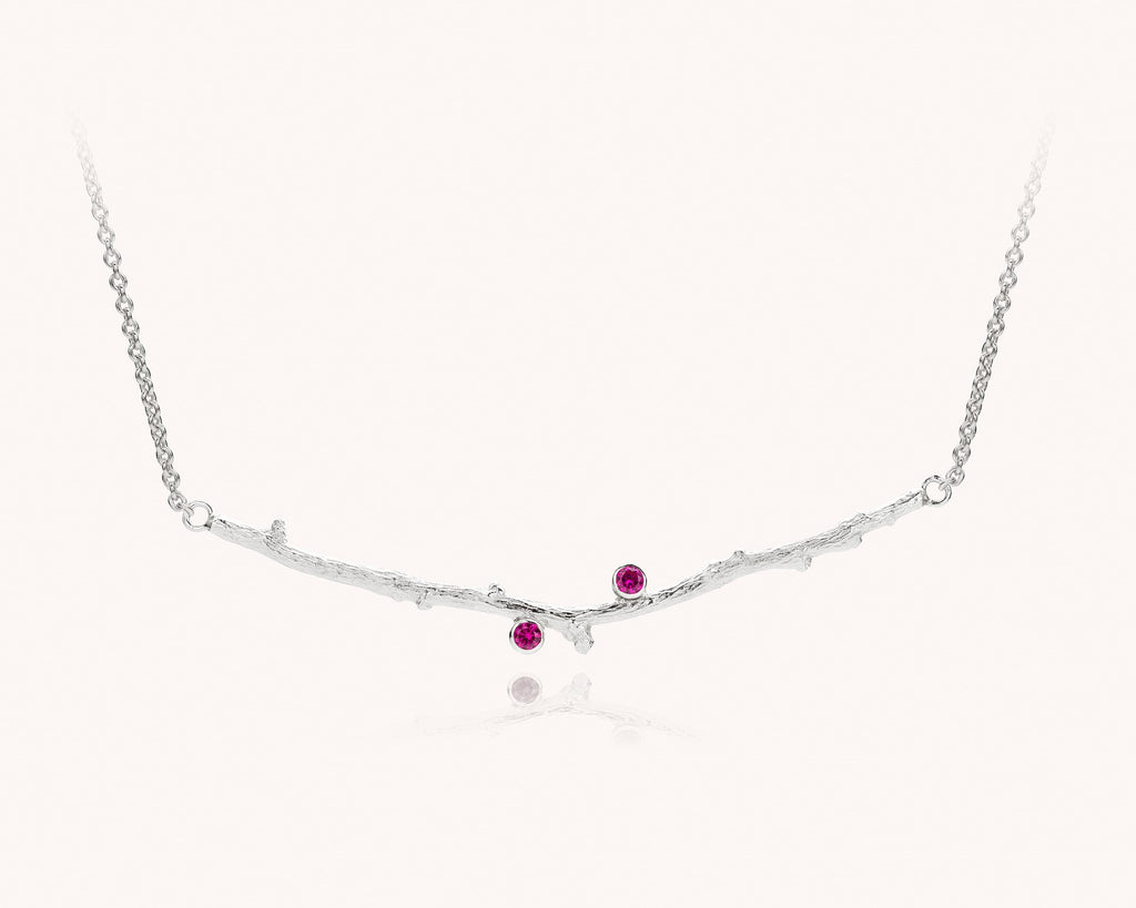 halsketting in zilver met takjes motief en twee robijnen