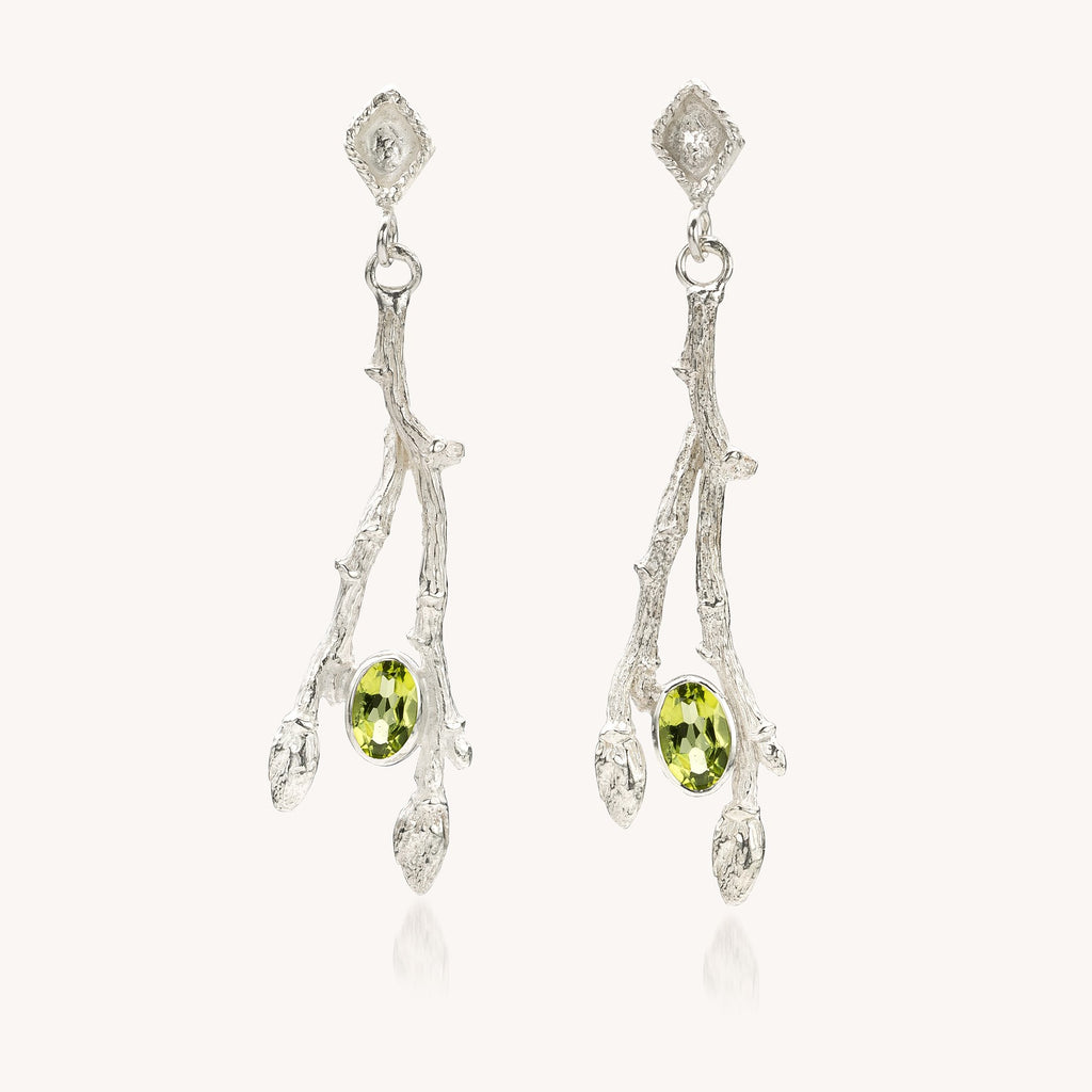 zilveren oorhangers met takjesmotief en edelstenen