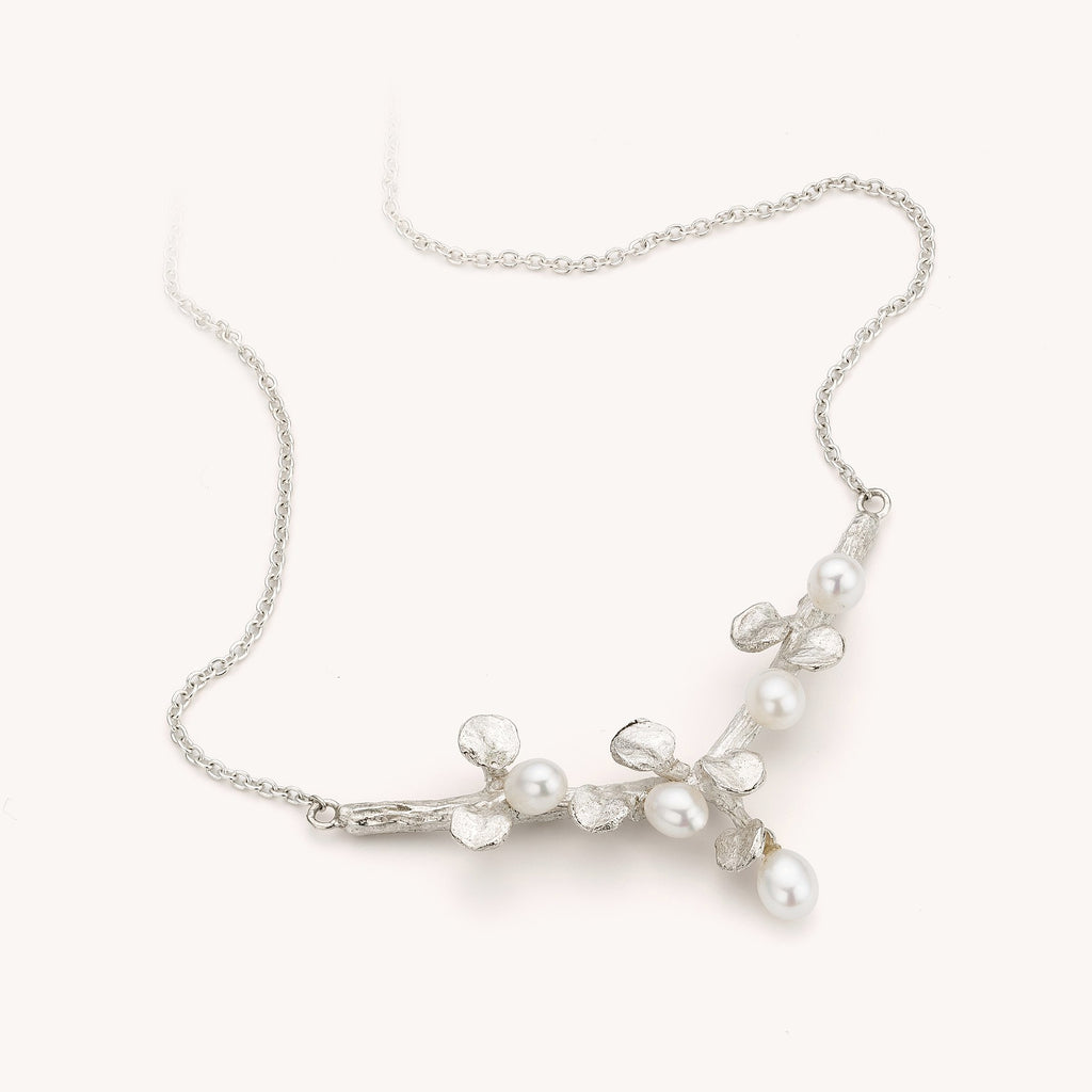 halsketting met parels en blaadjes in zilver