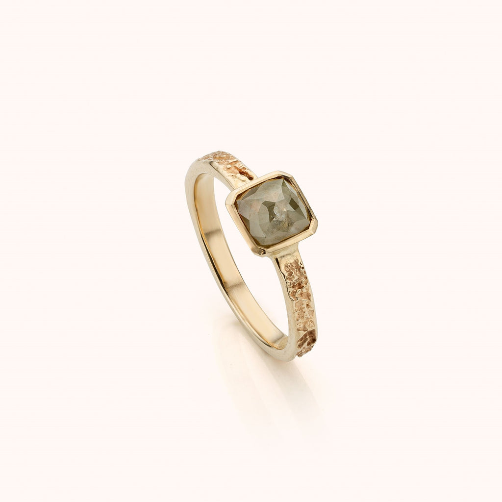 witgouden ring met licht grijze rustieke diamant