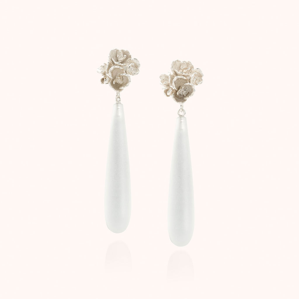 zilveren oorhangers met gematteerde bergkristal druppel