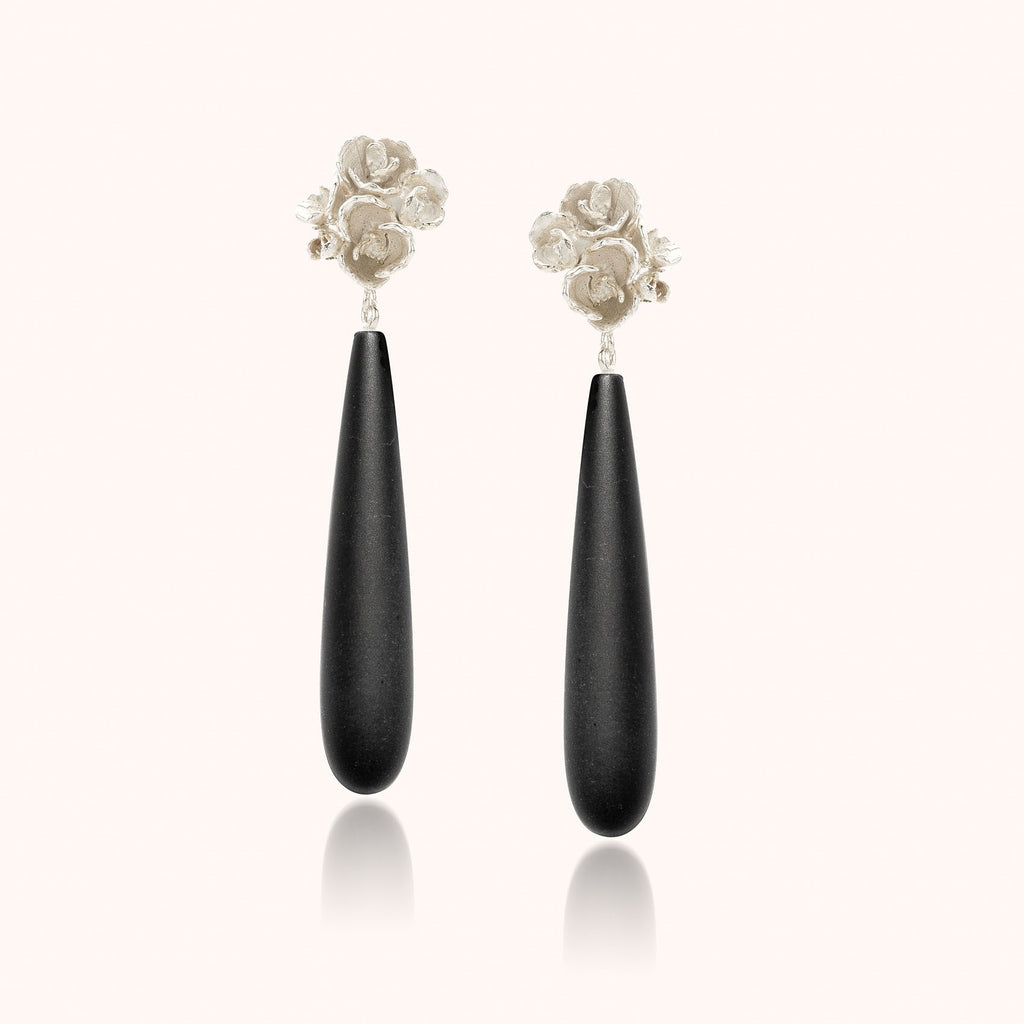 zilveren oorhangers met onyx druppel