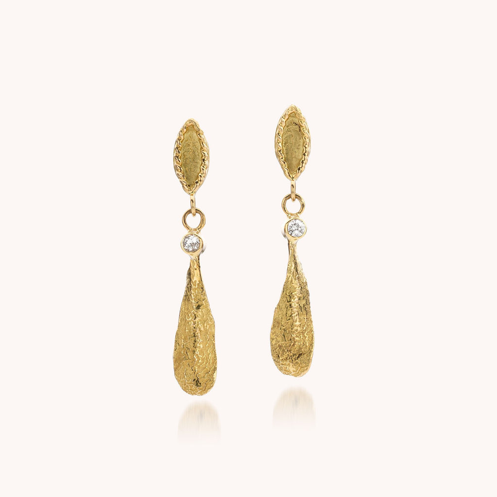 gouden oorstekers met blaadje en diamant