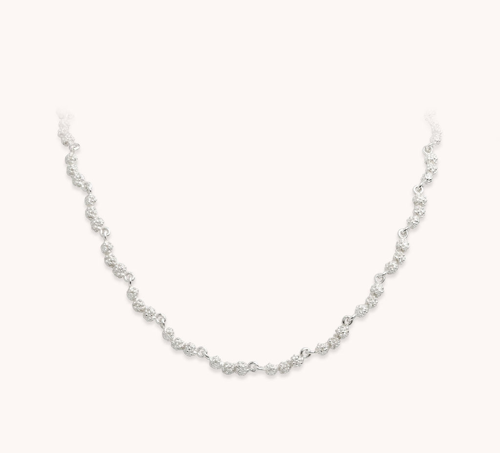 halsketting in zilver met bolletjes motief