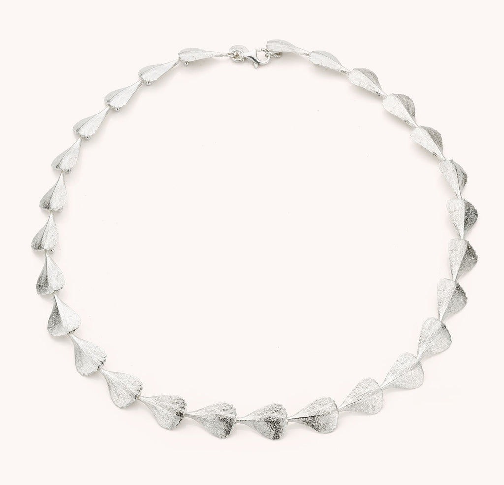halsketting in zilver met blaadjes motief