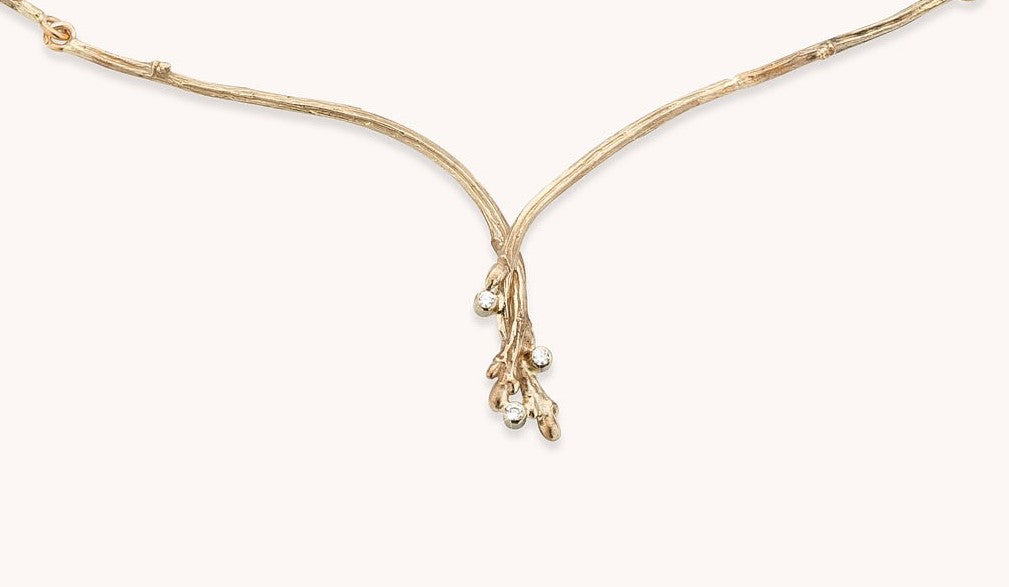 witgouden halsketting met diamant en takjes/bladknop motief