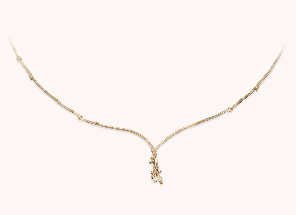 witgouden halsketting met diamant en takjes/bladknop motief