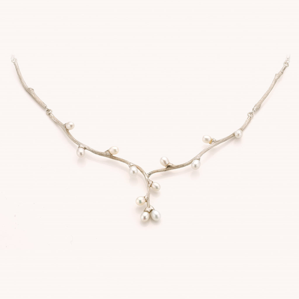 halsketting in zilver met takjes motief en parels