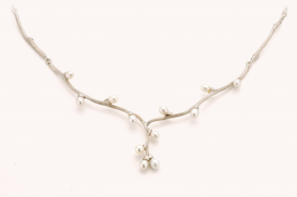 halsketting in zilver met takjes motief en parels