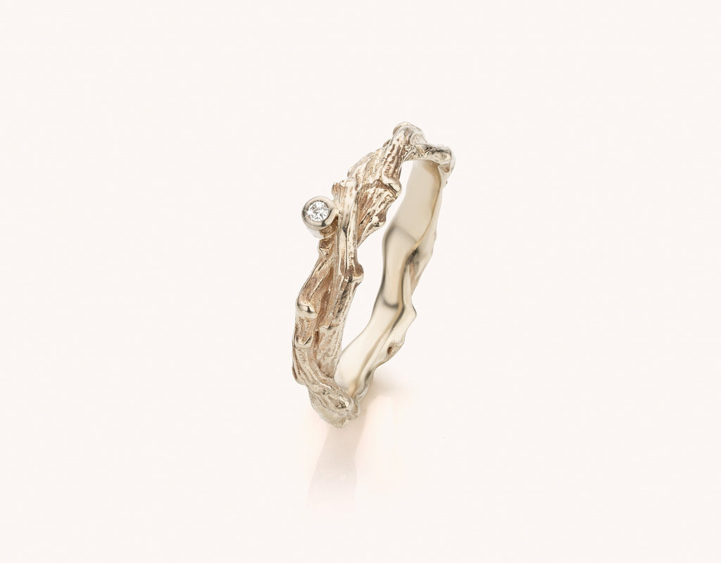 gedraaide gouden ring met diamant