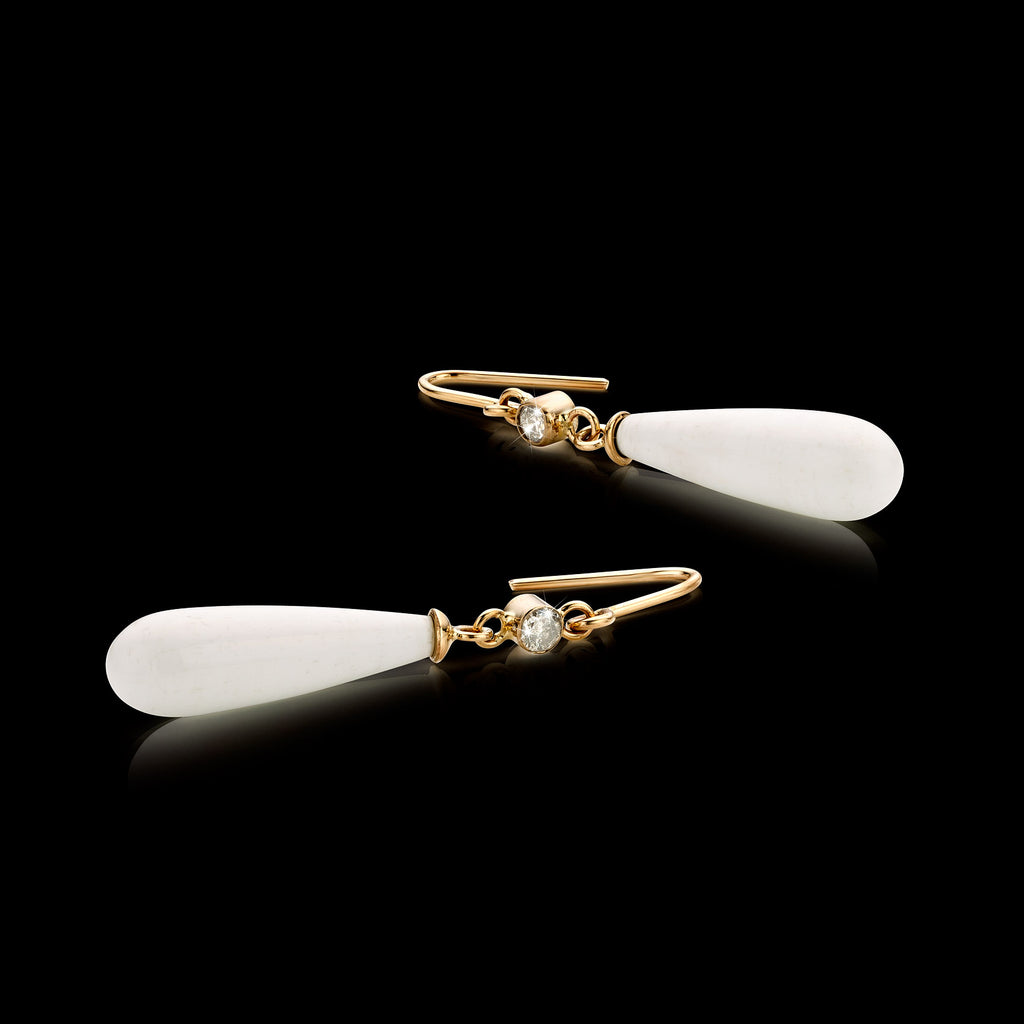 witgouden oorhanger met kascholong druppel en zout/peper diamant