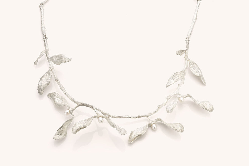 halsketting met blaadjes en parels