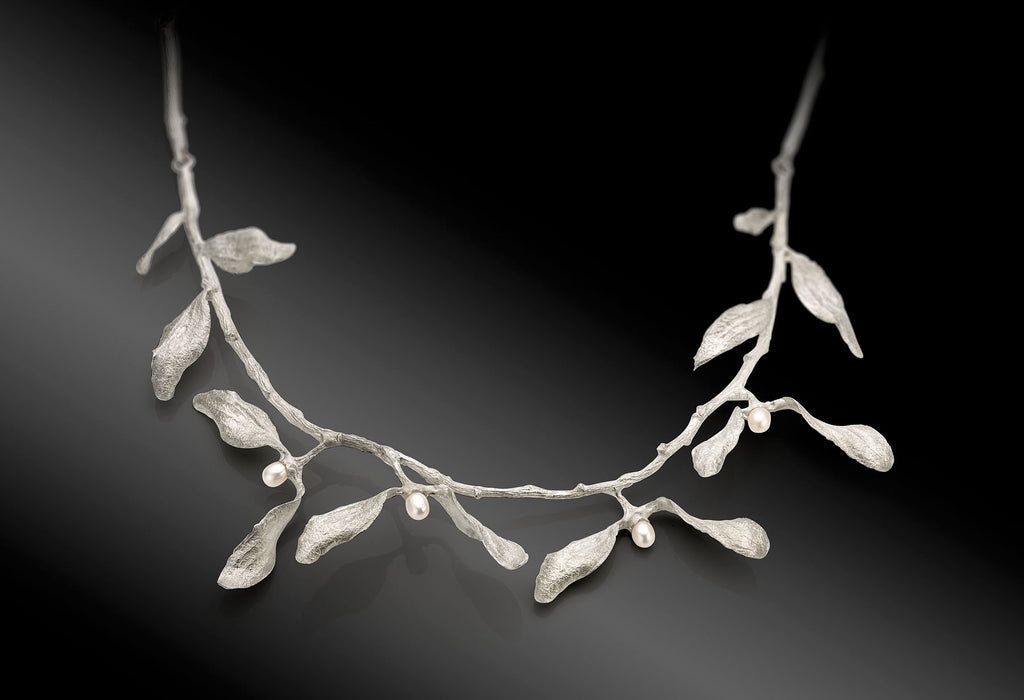 halsketting met blaadjes en parels