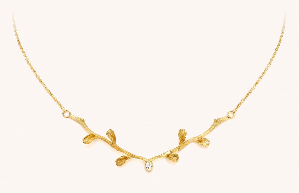 geelgouden halsketting met diamant en takjes/blaadjes motief