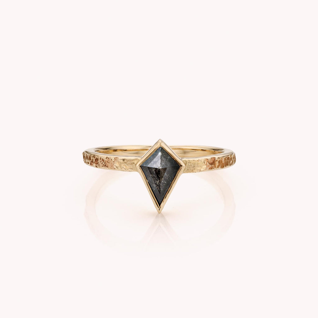 witgouden ring met natuurlijke ruitvomige zwarte diamant