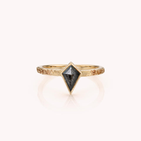 witgouden ring met natuurlijke ruitvomige zwarte diamant