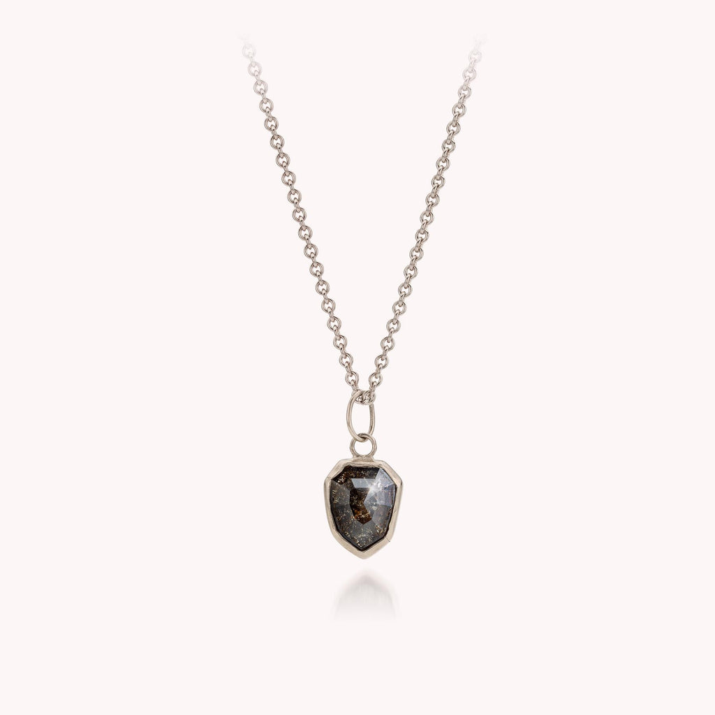 hanger in witgoud met natuurlijke zwart diamant, schildvorm
