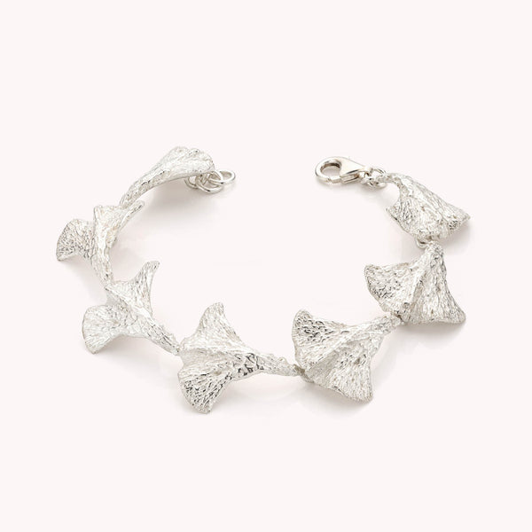 armband in zilver met organisch blad motief