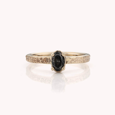 witgouden ring met natuurlijke zwarte diamant