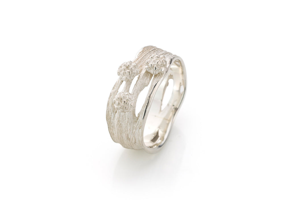 Opengewerkte zilveren ring met bolletjes
