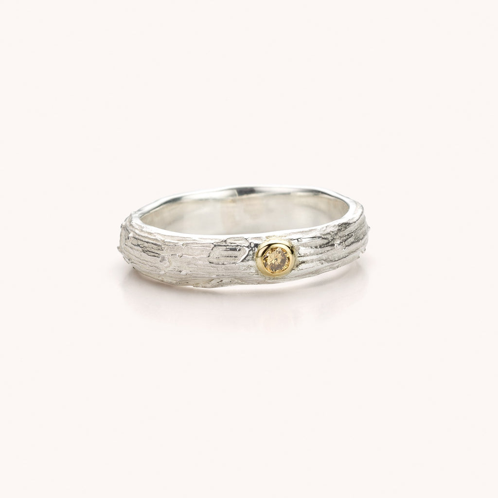 zilveren ring met bruine diamant in een geelgouden zetting
