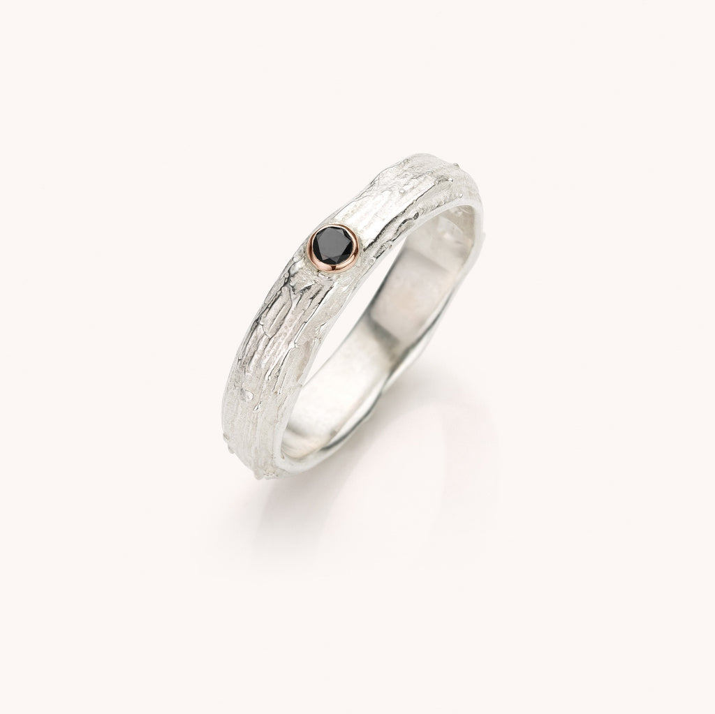 zilveren ring met zwarte diamant in een witgouden zetting
