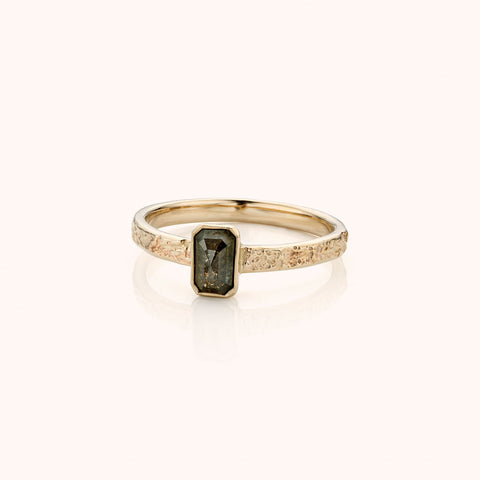 witgouden ring met natuurlijke zwarte diamant