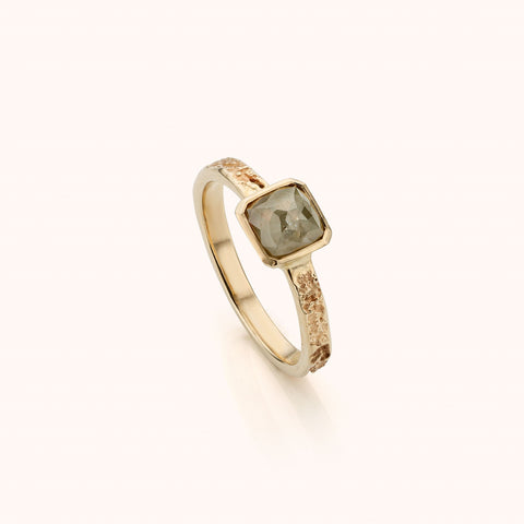 witgouden ring met licht grijze rustieke diamant
