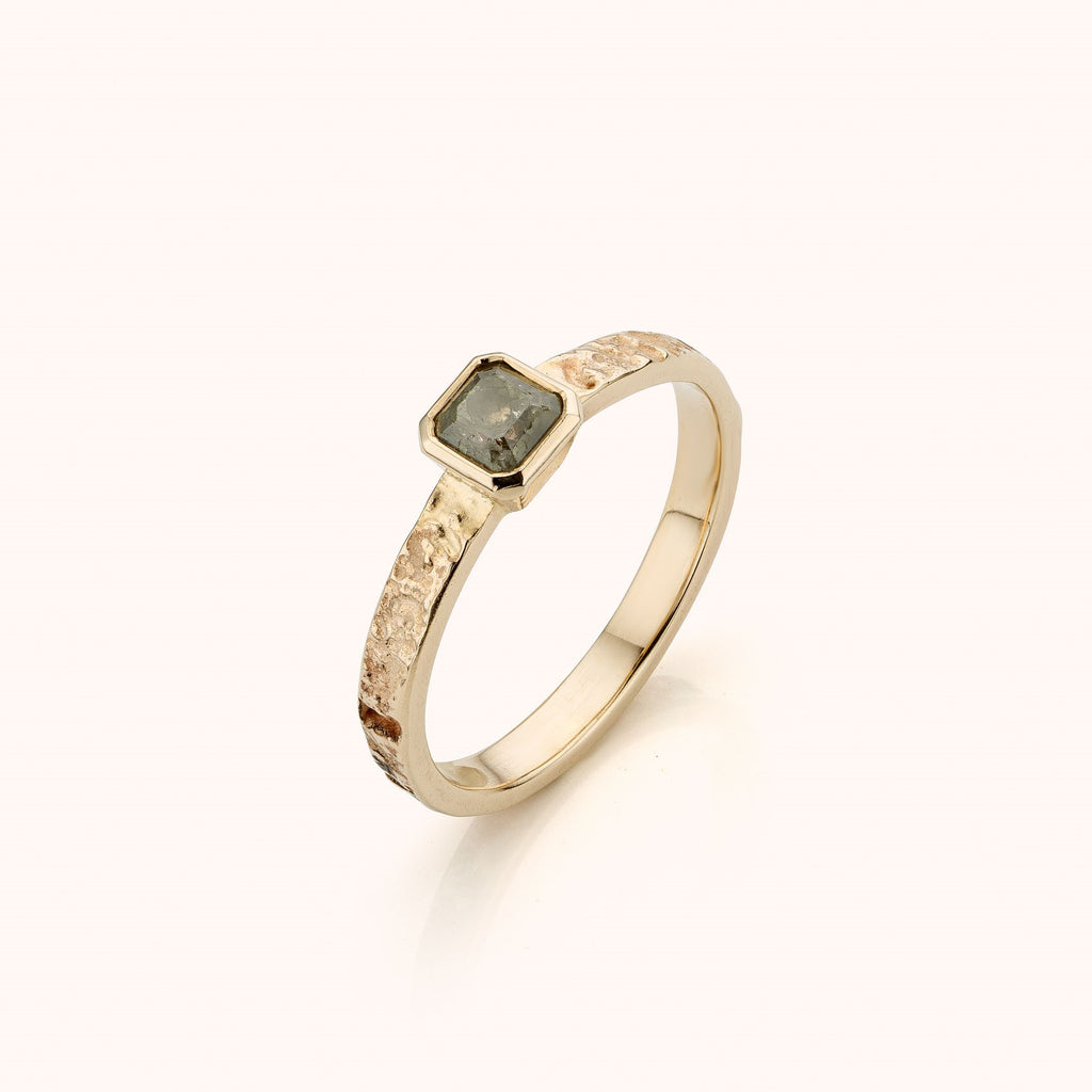 witgouden ring met licht grijze rustieke diamant, kleiner model