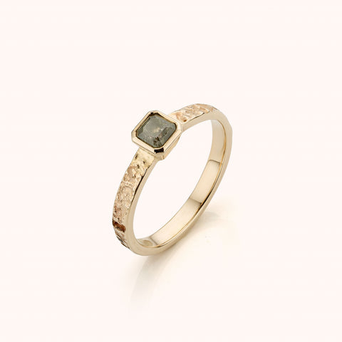 witgouden ring met licht grijze rustieke diamant, kleiner model
