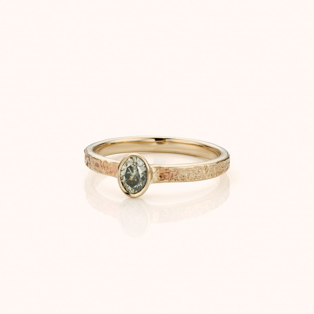 ring met  ovale zout/peper diamant in witgoud
