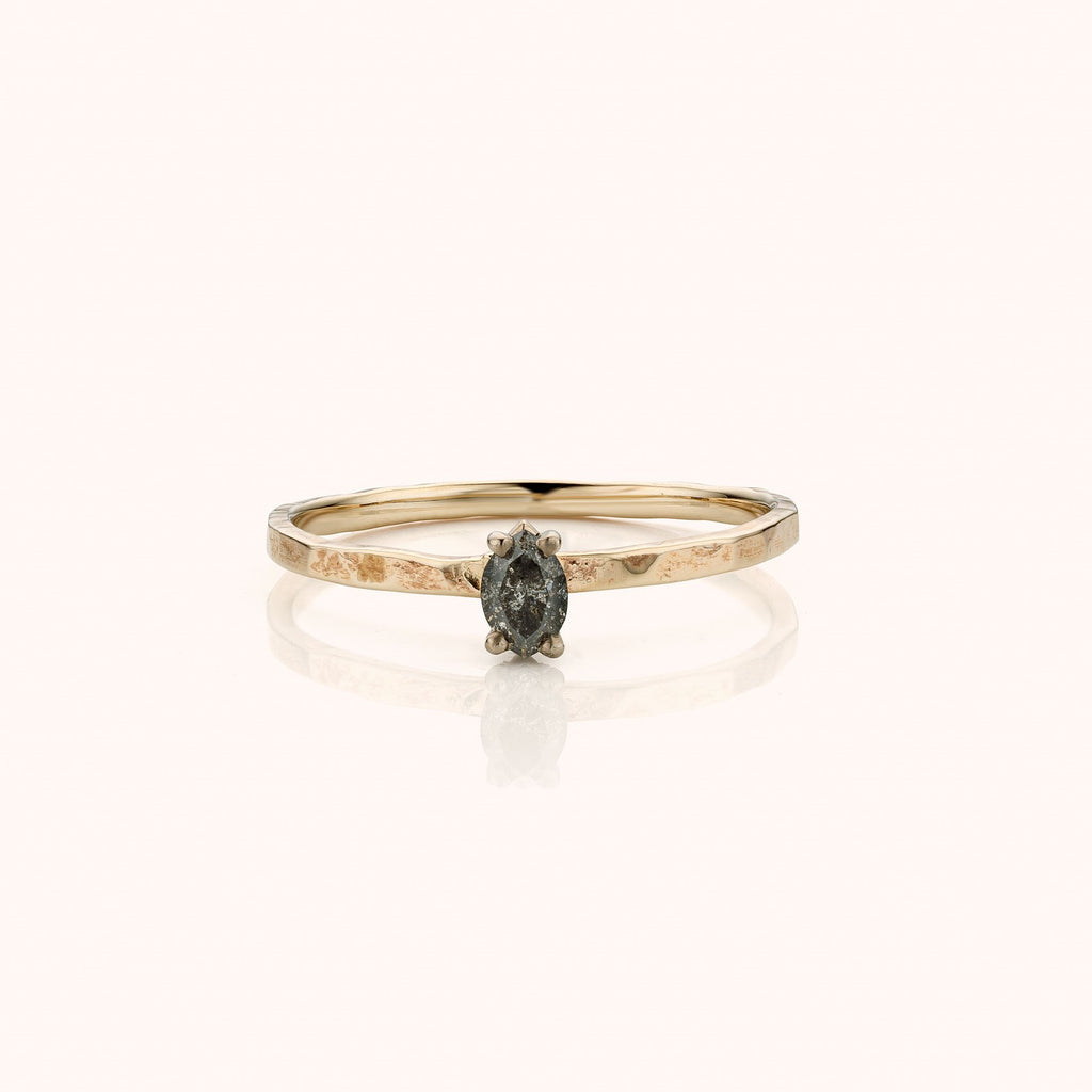 witgouden ring met natuurlijke zwarte diamant