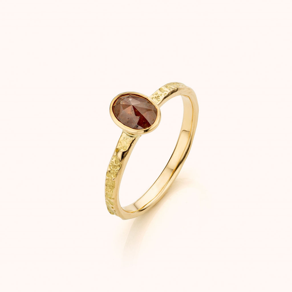 ring met  ovale rustieke rode  diamant in geelgoud