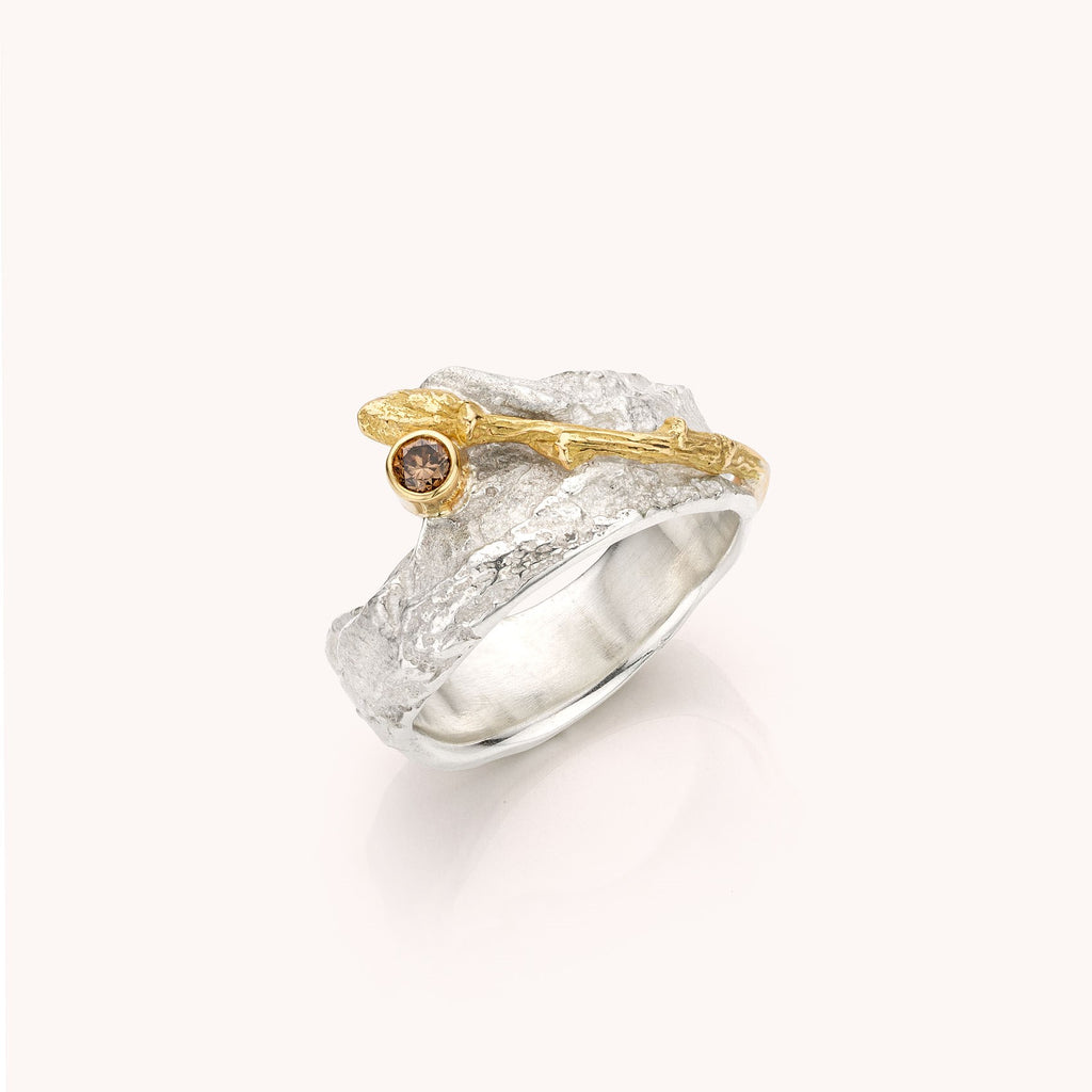 zilveren ring met geelgouden takje en bruine diamant